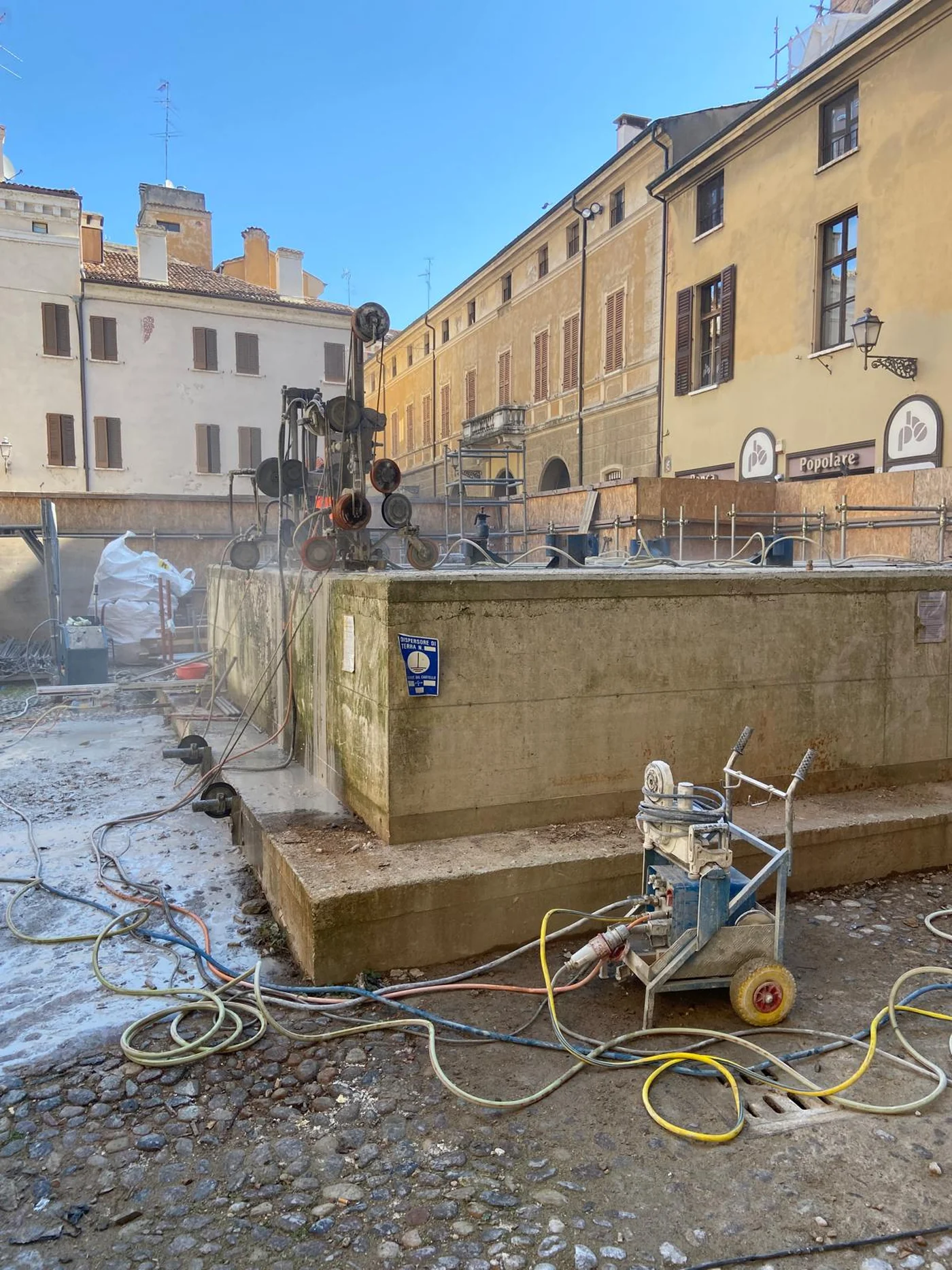 Basamento per Gru — Taglio a Filo — EDILSERVICE