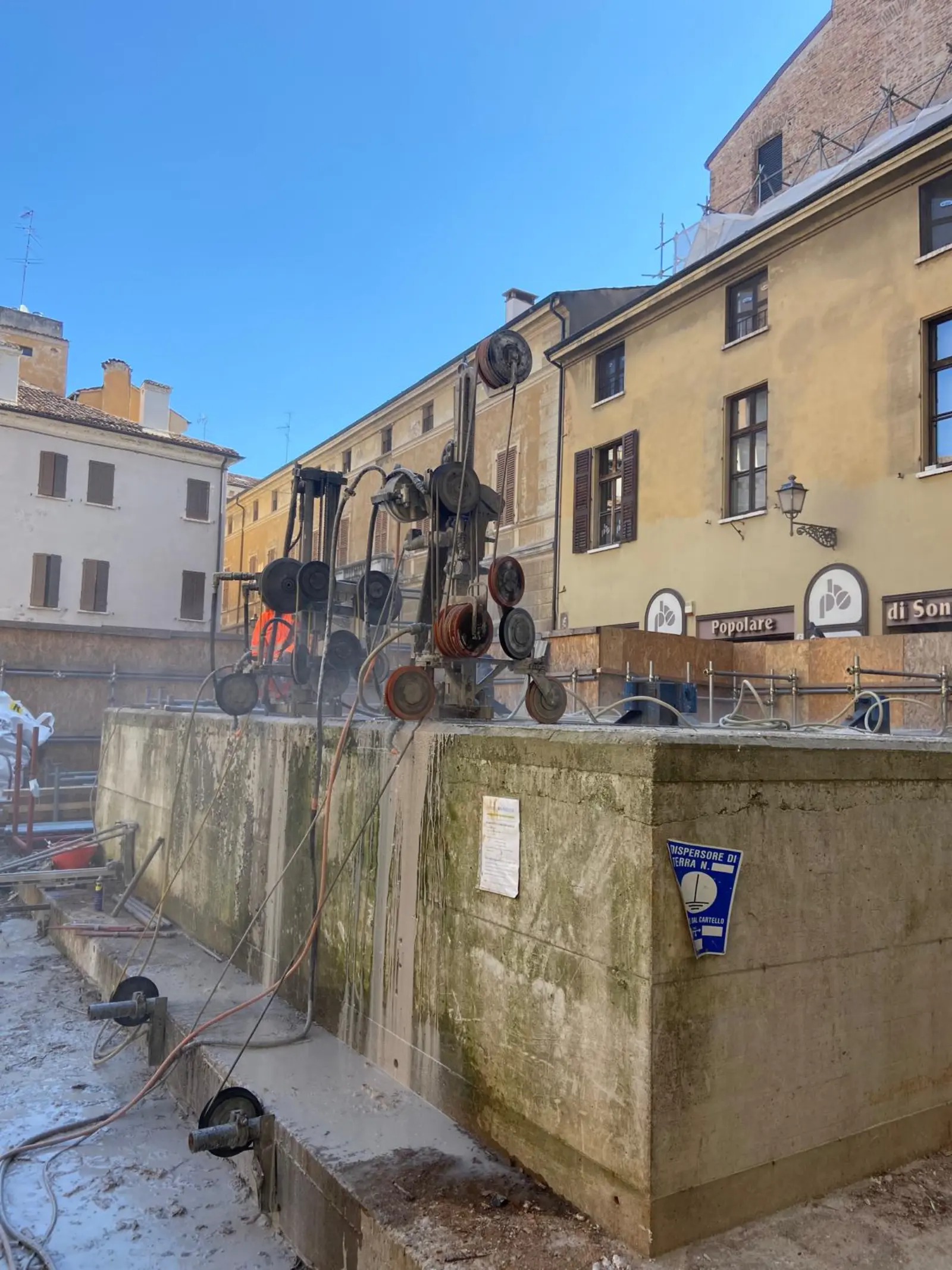 Basamento per Gru — Taglio a Filo — Edilizia e cantieristica, foto cantiere 2 eseguito da EDILSERVICE nel Nord e Centro Italia