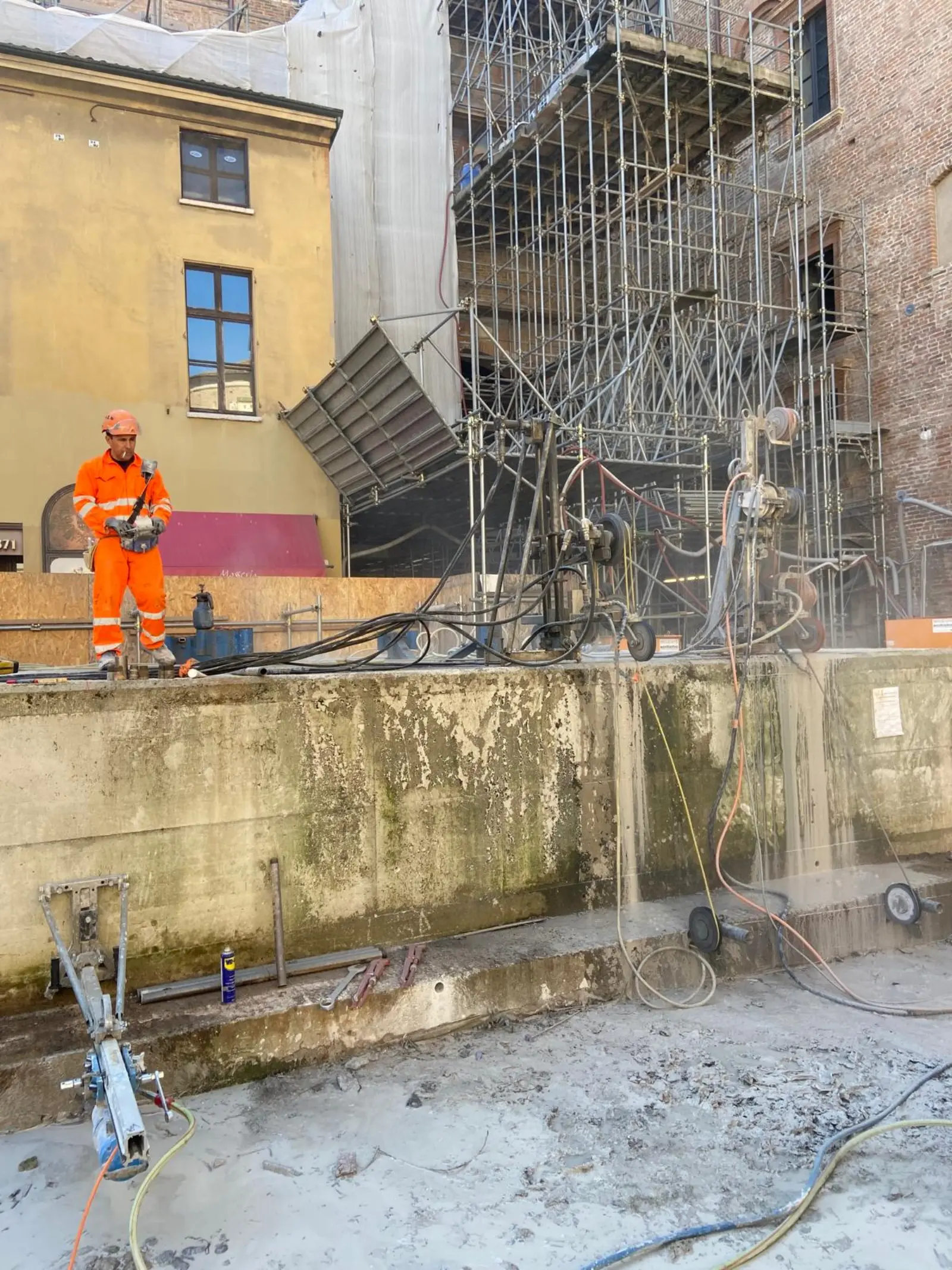 Basamento per Gru — Taglio a Filo — Edilizia e cantieristica, foto cantiere 3 eseguito da EDILSERVICE nel Nord e Centro Italia