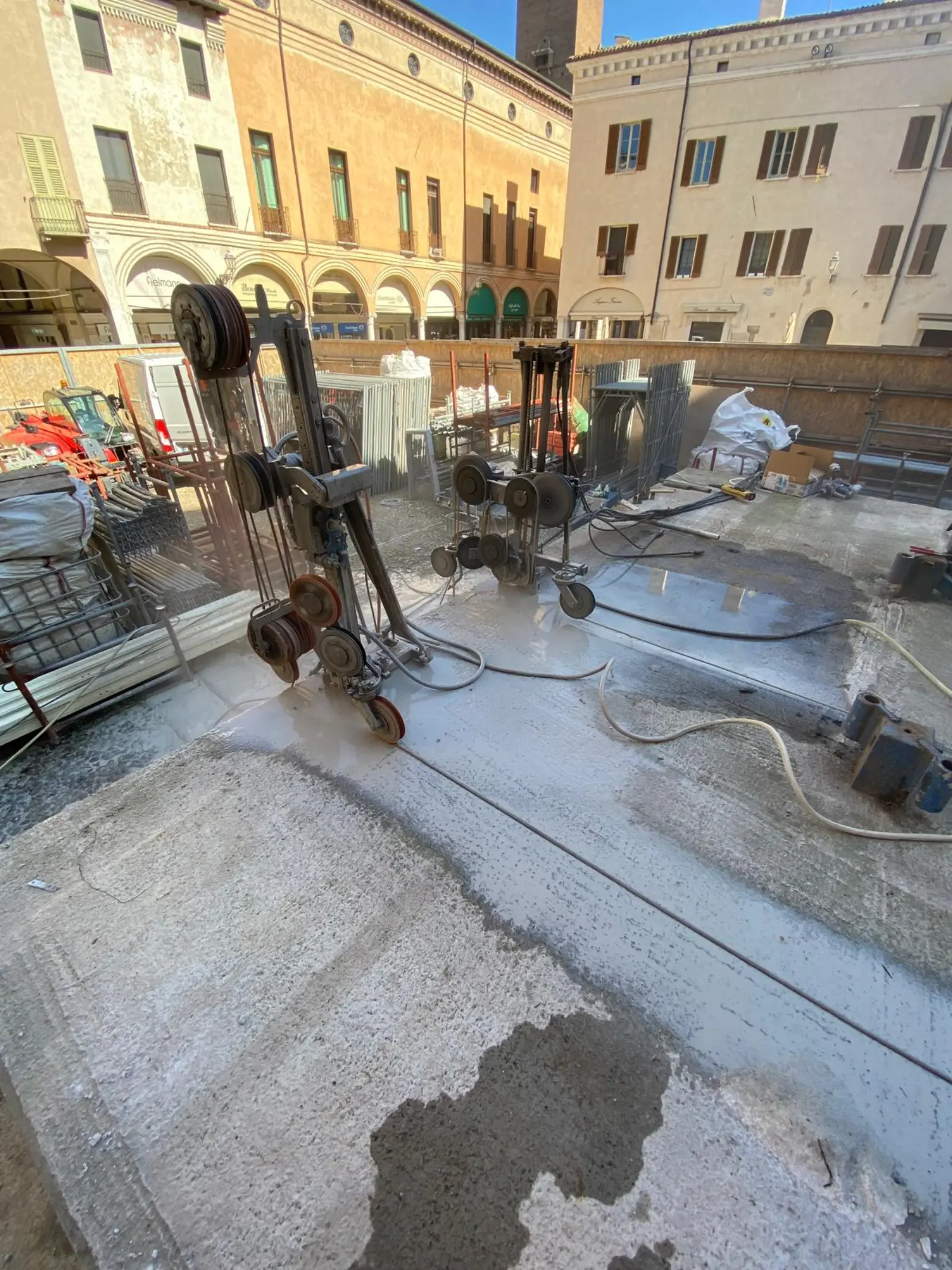 Basamento per Gru — Taglio a Filo — Edilizia e cantieristica, foto cantiere 5 eseguito da EDILSERVICE nel Nord e Centro Italia