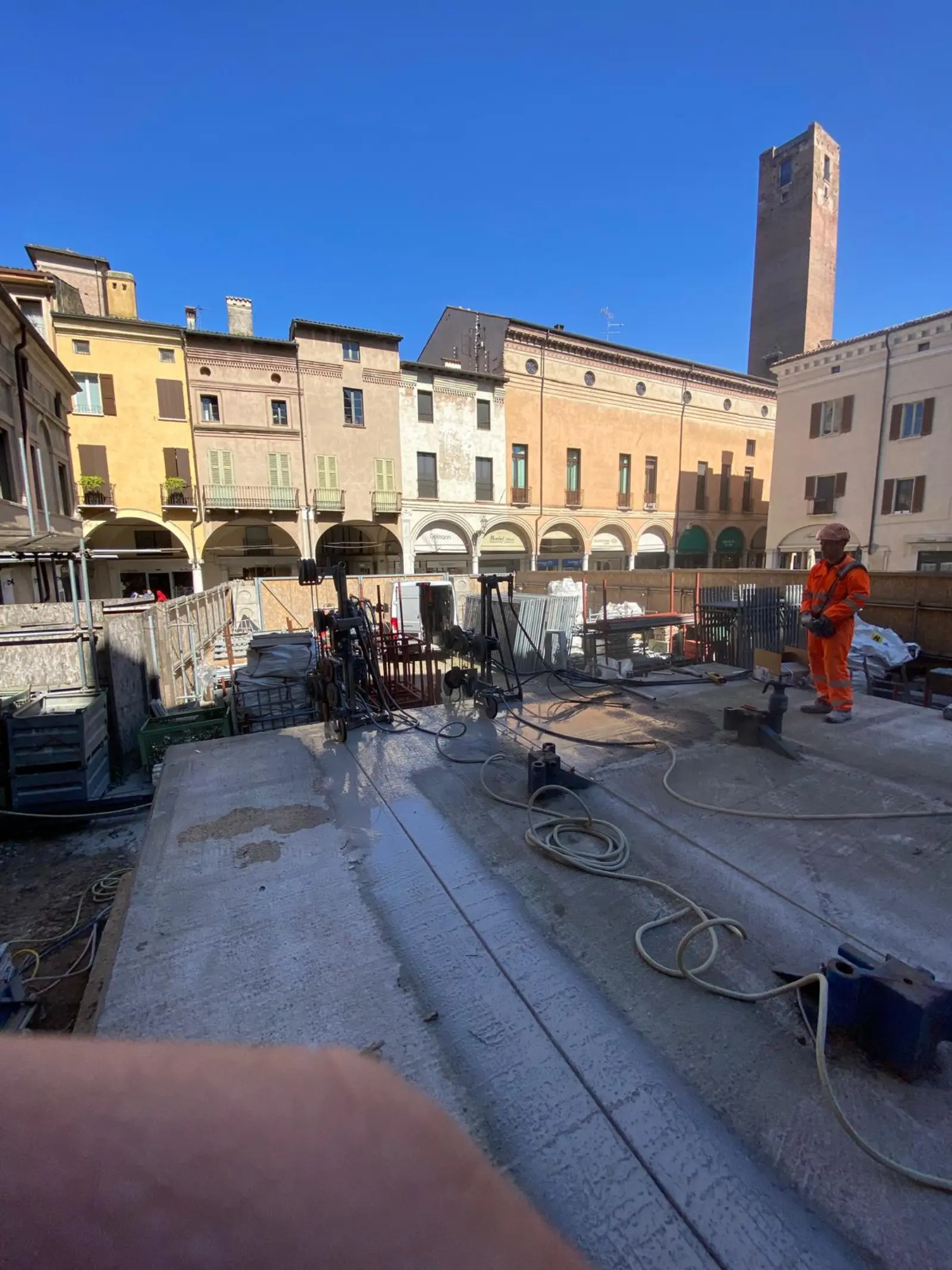 Basamento per Gru — Taglio a Filo — Edilizia e cantieristica, foto cantiere 6 eseguito da EDILSERVICE nel Nord e Centro Italia