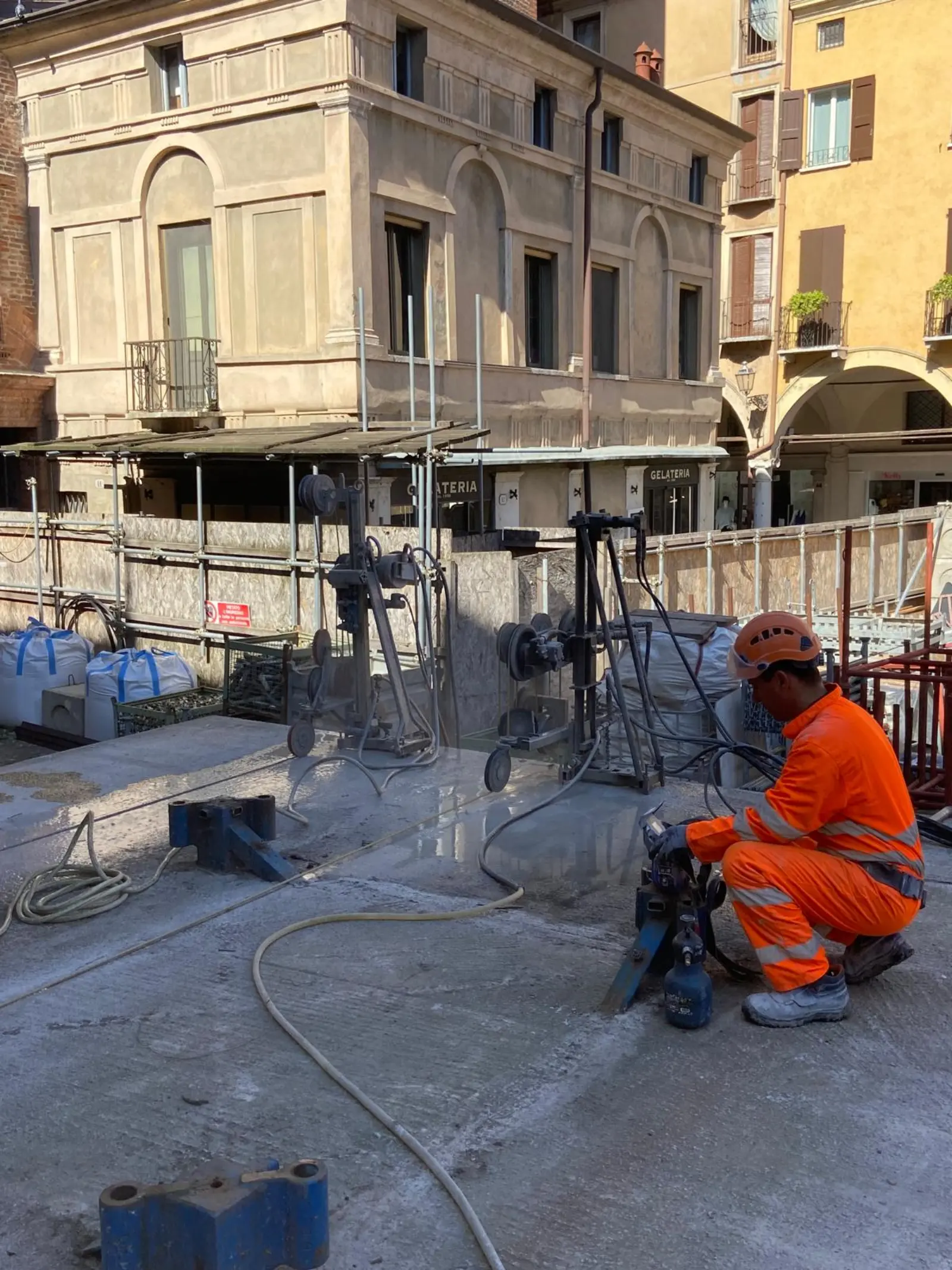 Basamento per Gru — Taglio a Filo — Edilizia e cantieristica, foto cantiere 8 eseguito da EDILSERVICE nel Nord e Centro Italia