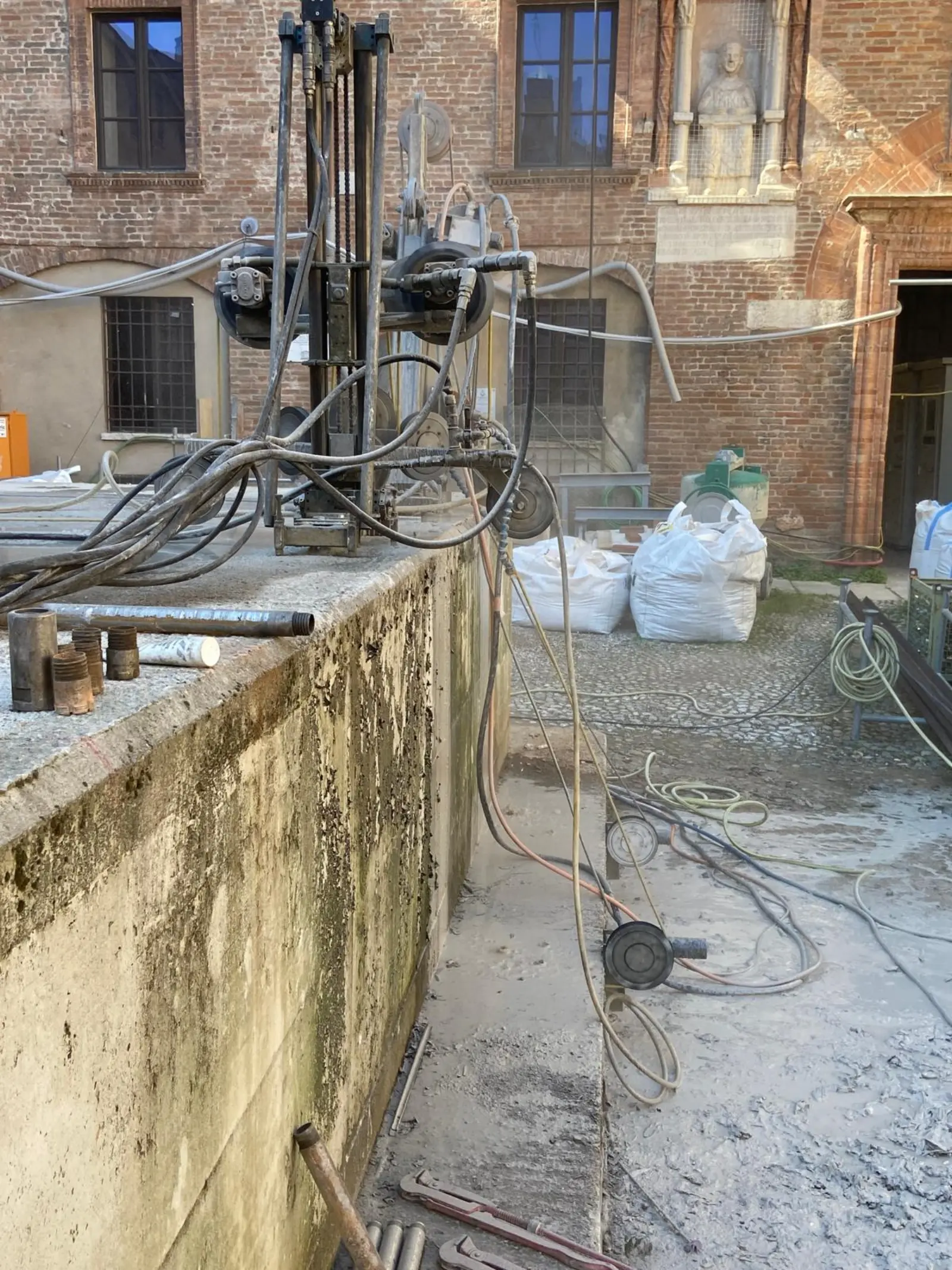 Basamento per Gru — Taglio a Filo — Edilizia e cantieristica, foto cantiere 9 eseguito da EDILSERVICE nel Nord e Centro Italia