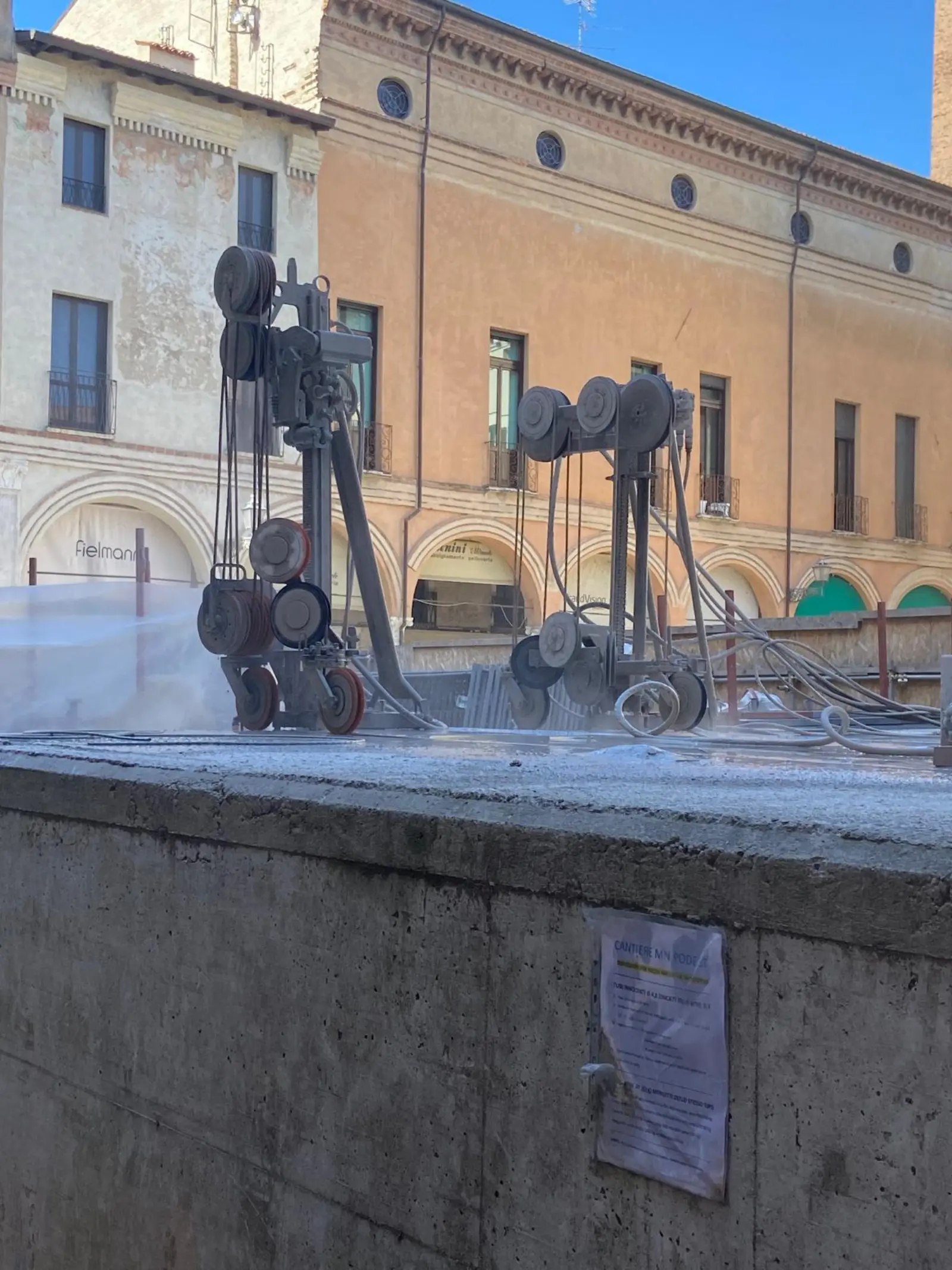 Basamento per Gru — Taglio a Filo — Edilizia e cantieristica, foto cantiere 10 eseguito da EDILSERVICE nel Nord e Centro Italia