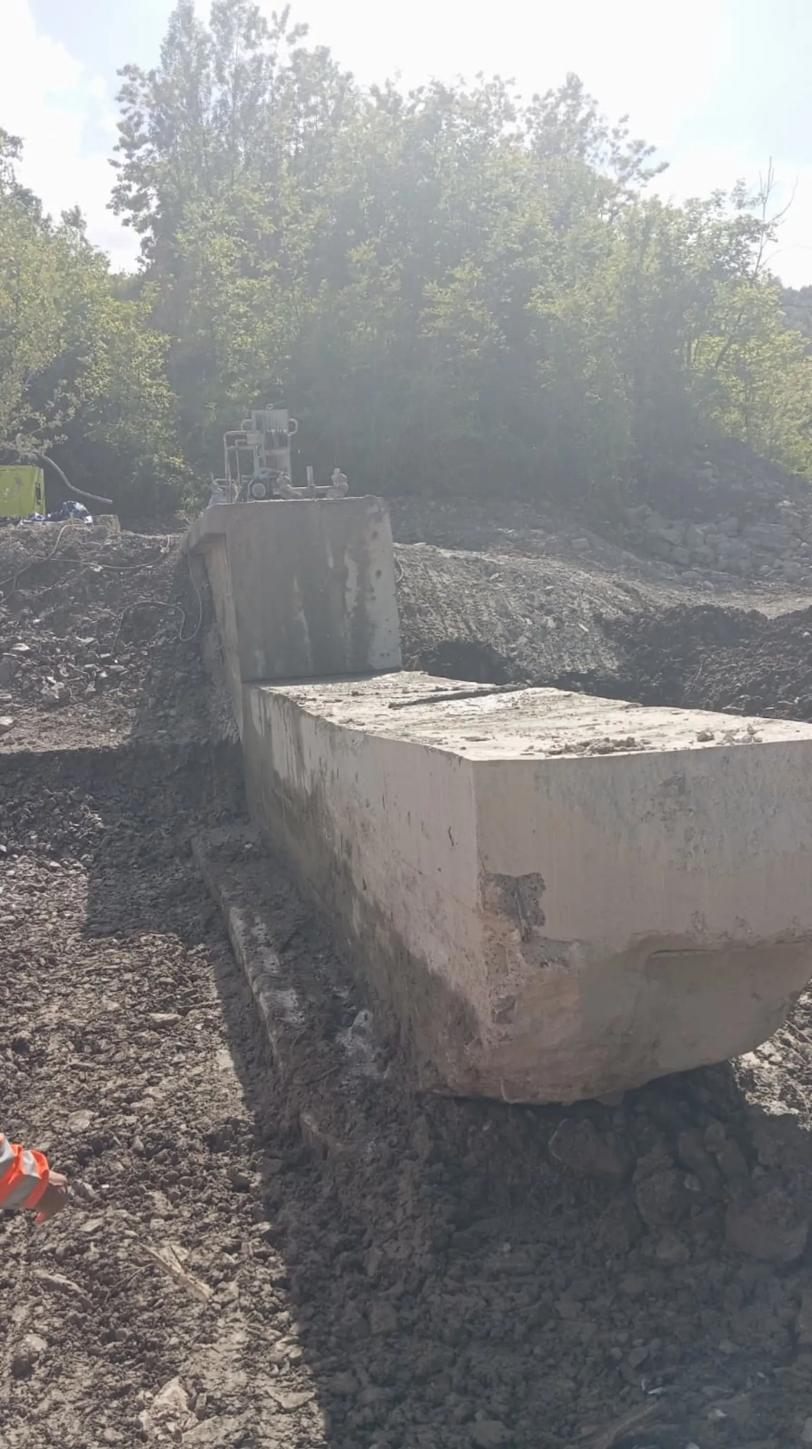 Briglie e Muri di Contenimento — Opere idrauliche e infrastrutture, foto cantiere 5 eseguito da EDILSERVICE nel Nord e Centro Italia