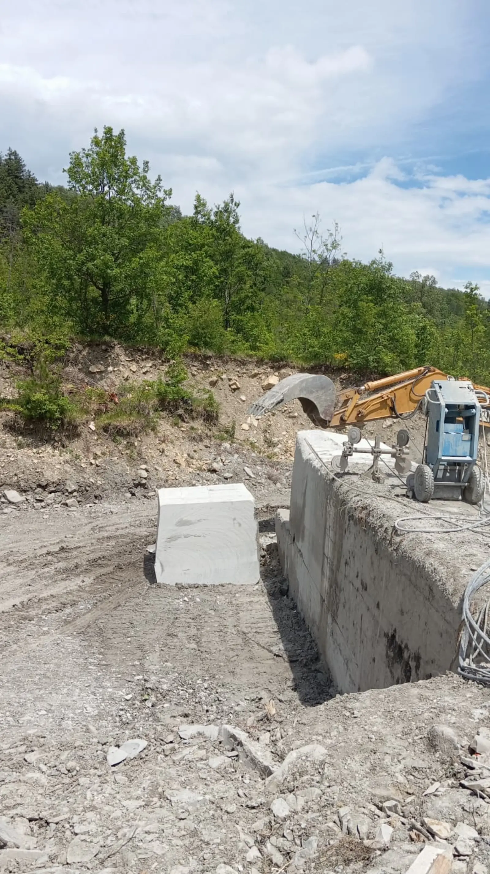 Briglie e Muri di Contenimento — Opere idrauliche e infrastrutture, foto cantiere 10 eseguito da EDILSERVICE nel Nord e Centro Italia