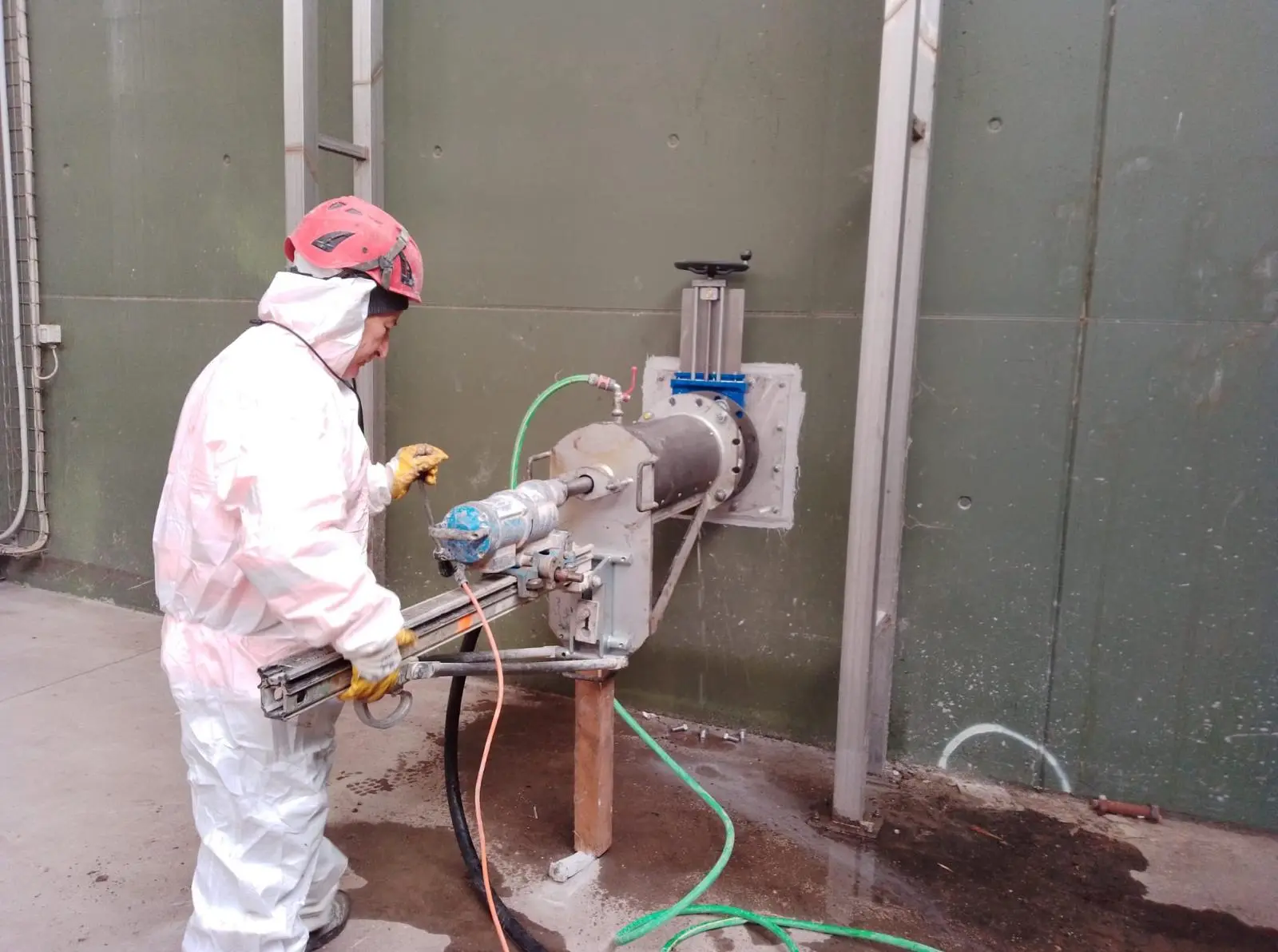 Foro a Tenuta Stagna su Vasca Biogas Piena — Impianti biogas ed energia, foto cantiere 1 eseguito da EDILSERVICE nel Nord e Centro Italia