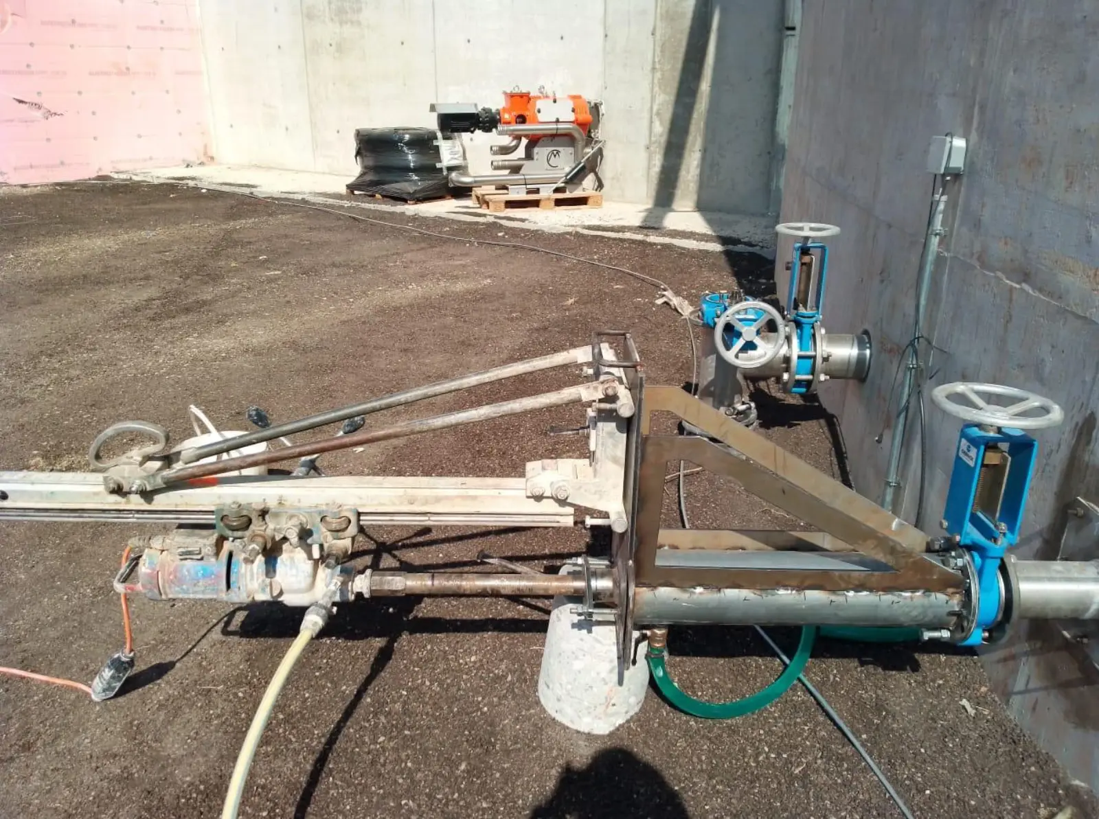 Foro a Tenuta Stagna su Vasca Biogas Piena — Impianti biogas ed energia, foto cantiere 3 eseguito da EDILSERVICE nel Nord e Centro Italia