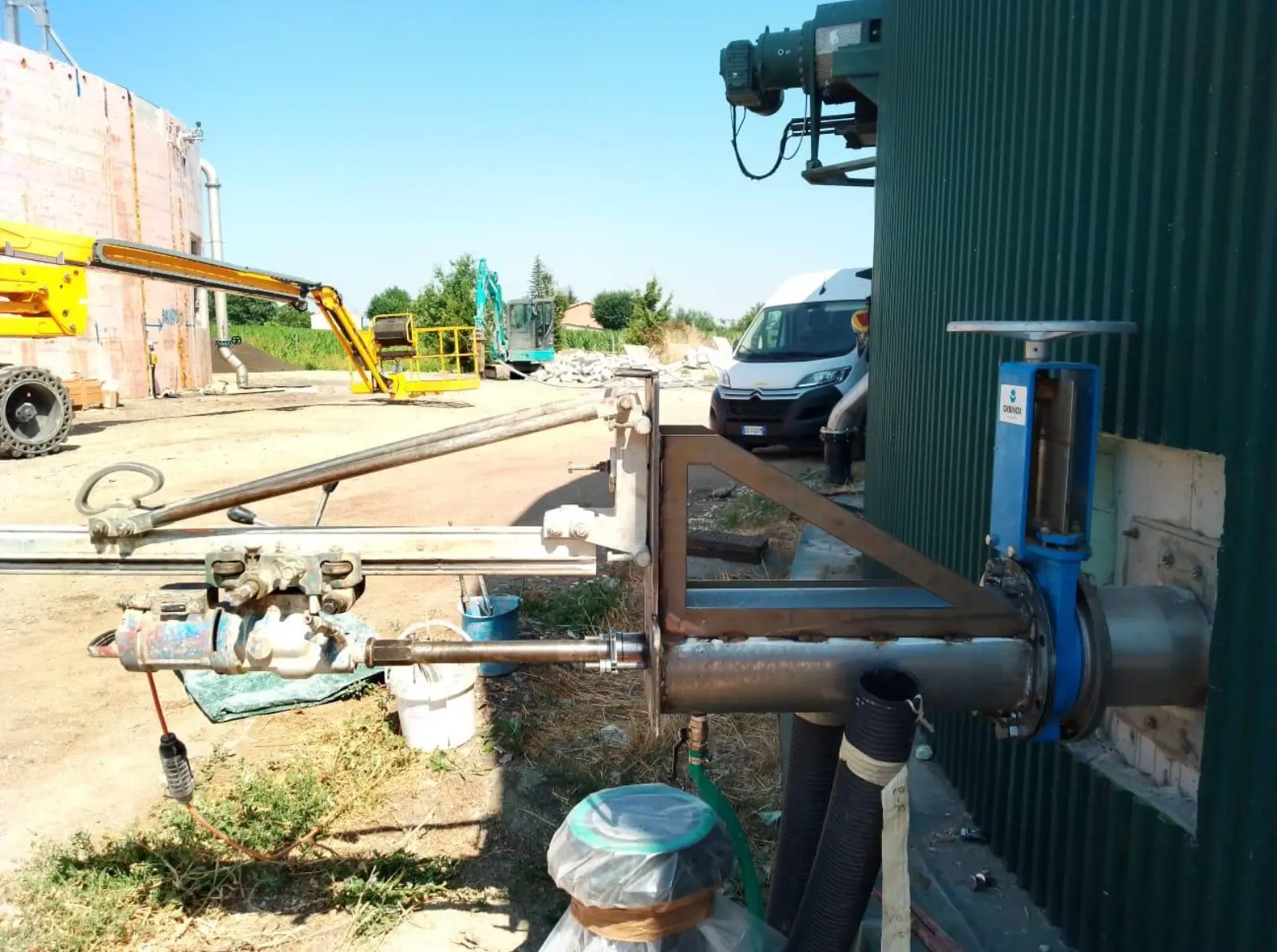 Foro a Tenuta Stagna su Vasca Biogas Piena — Impianti biogas ed energia, foto cantiere 5 eseguito da EDILSERVICE nel Nord e Centro Italia