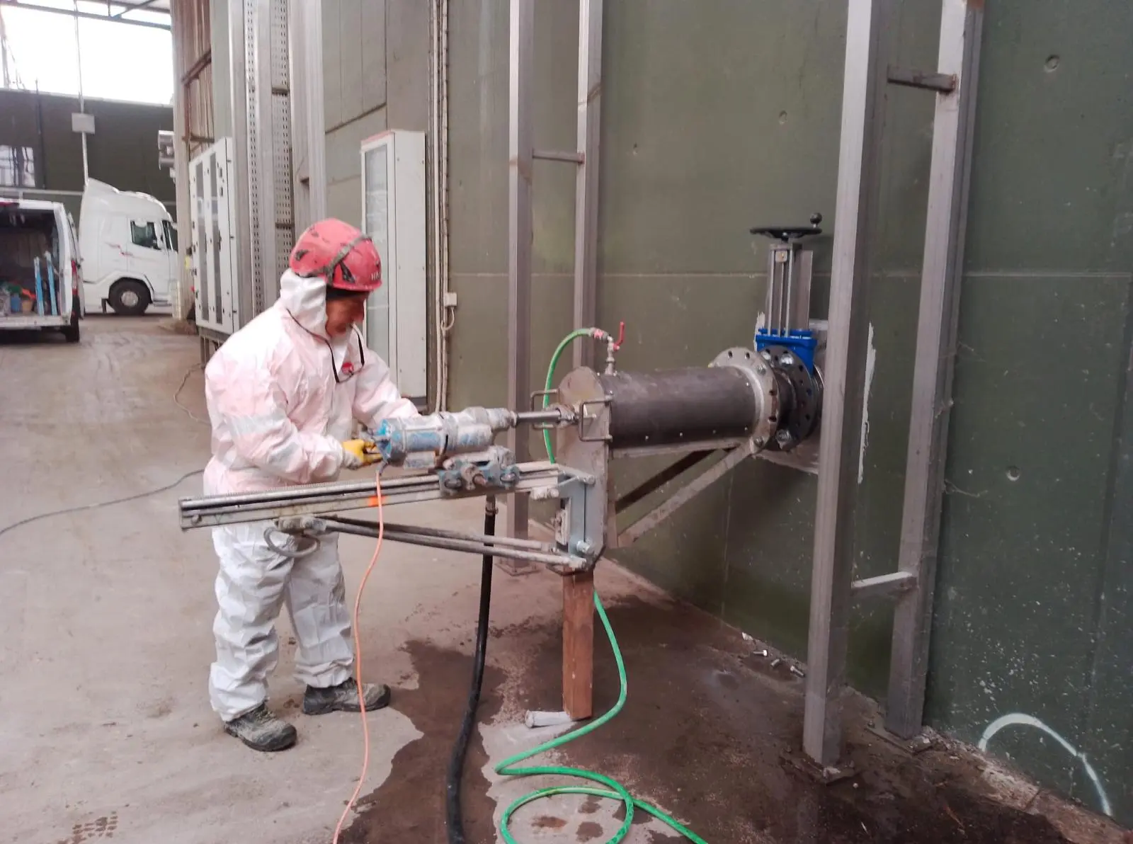 Foro a Tenuta Stagna su Vasca Biogas Piena — Impianti biogas ed energia, foto cantiere 6 eseguito da EDILSERVICE nel Nord e Centro Italia